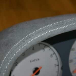 Sellerie-Lotus-Casquette-compteurs-Alcantara-gris-021