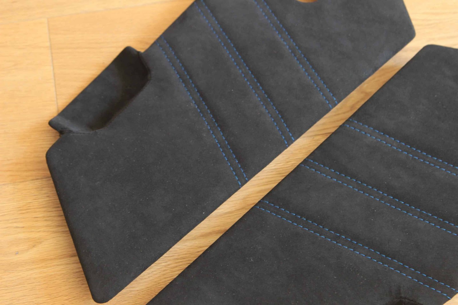 MP-Sellerie_Opel_Speedster_Panneaux_de_portes-Alcantara_Anthracite_fil_bleu_004