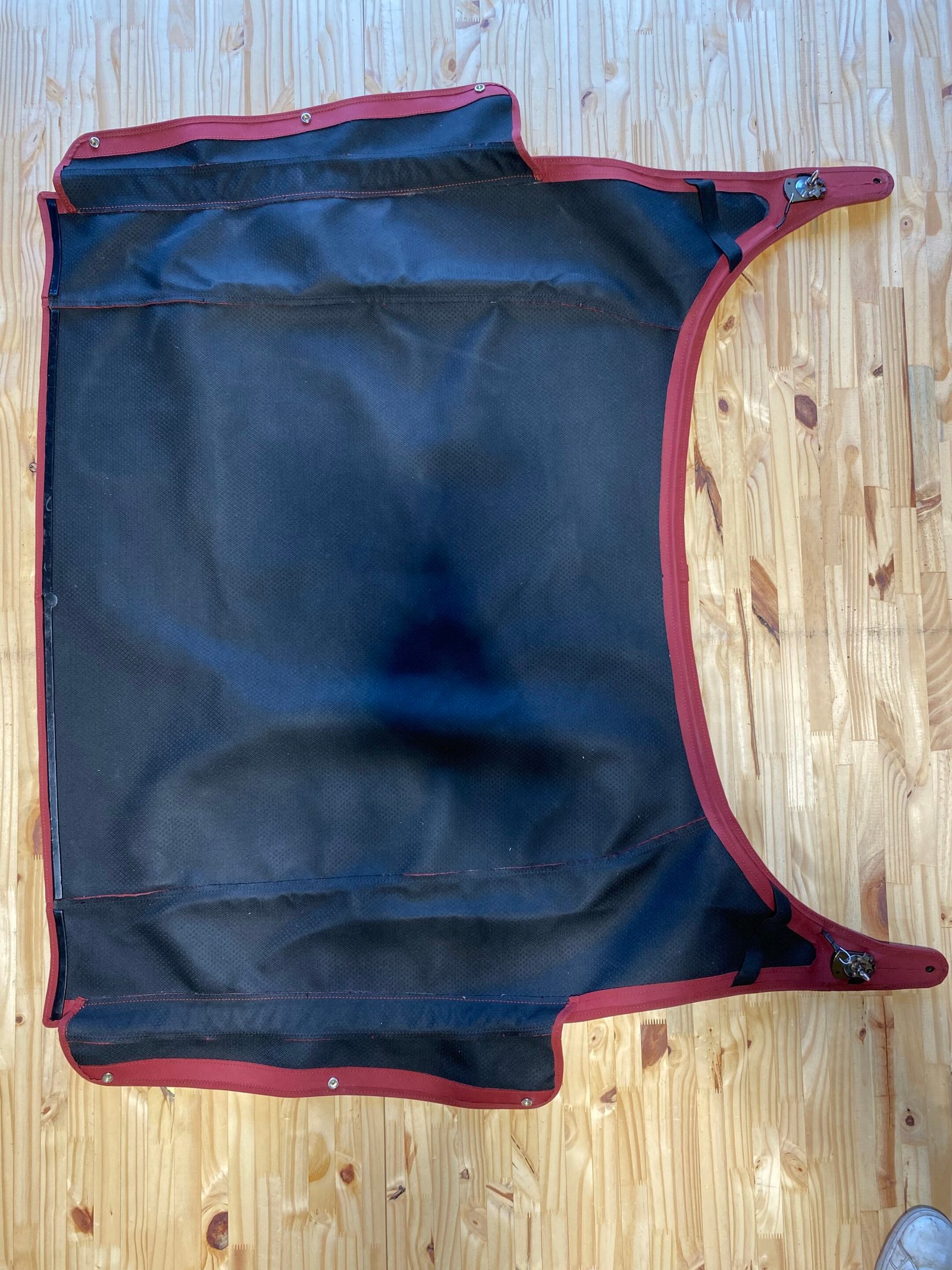 MP-Sellerie_Capote_Lotus_Elise_S1_Alpaga_Mohair_Bordeaux_envers_gaufré