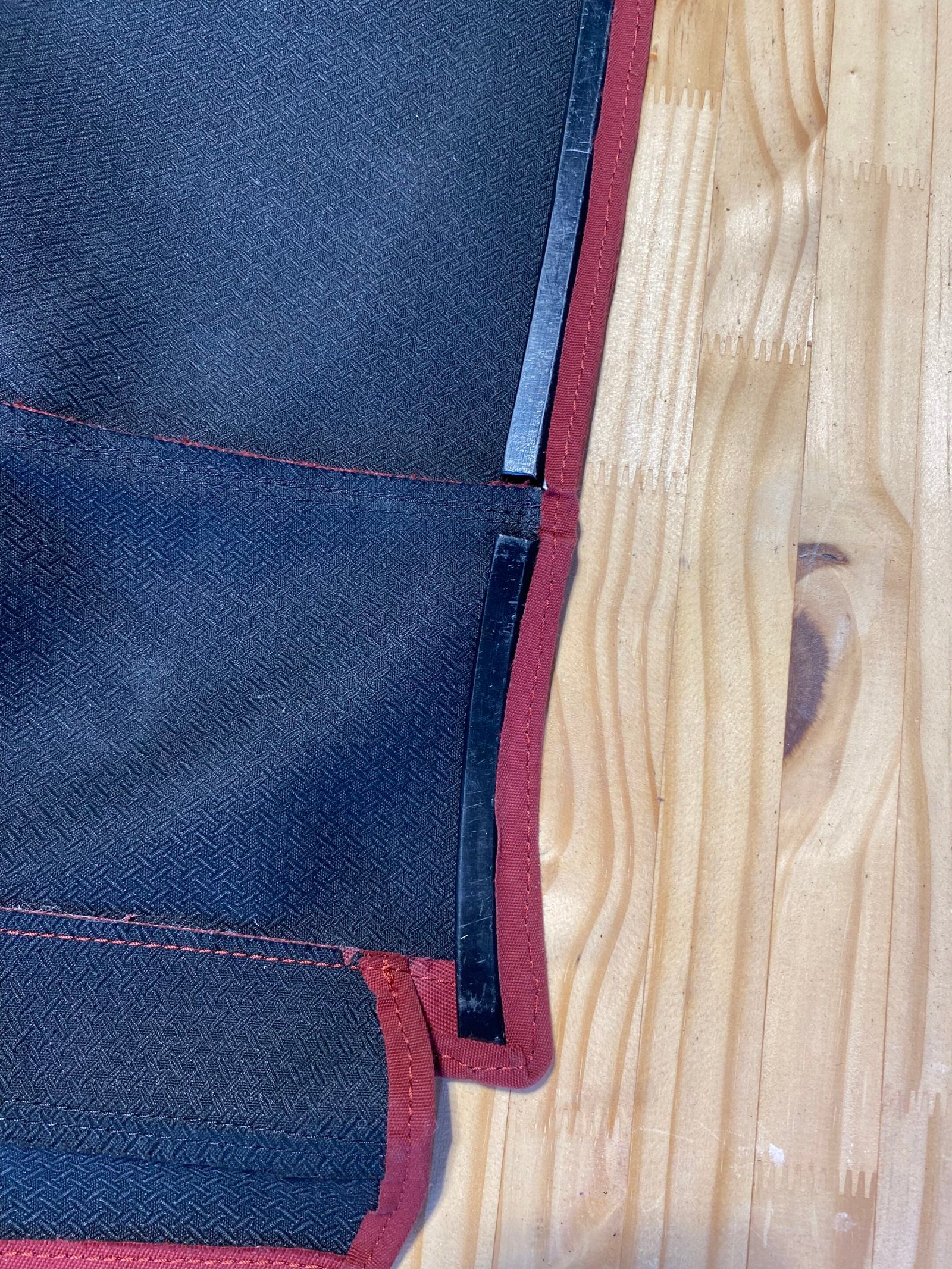 MP-Sellerie_Capote_Lotus_Elise_S1_Alpaga_Mohair_Bordeaux_recuperation_baguette_plastique_02