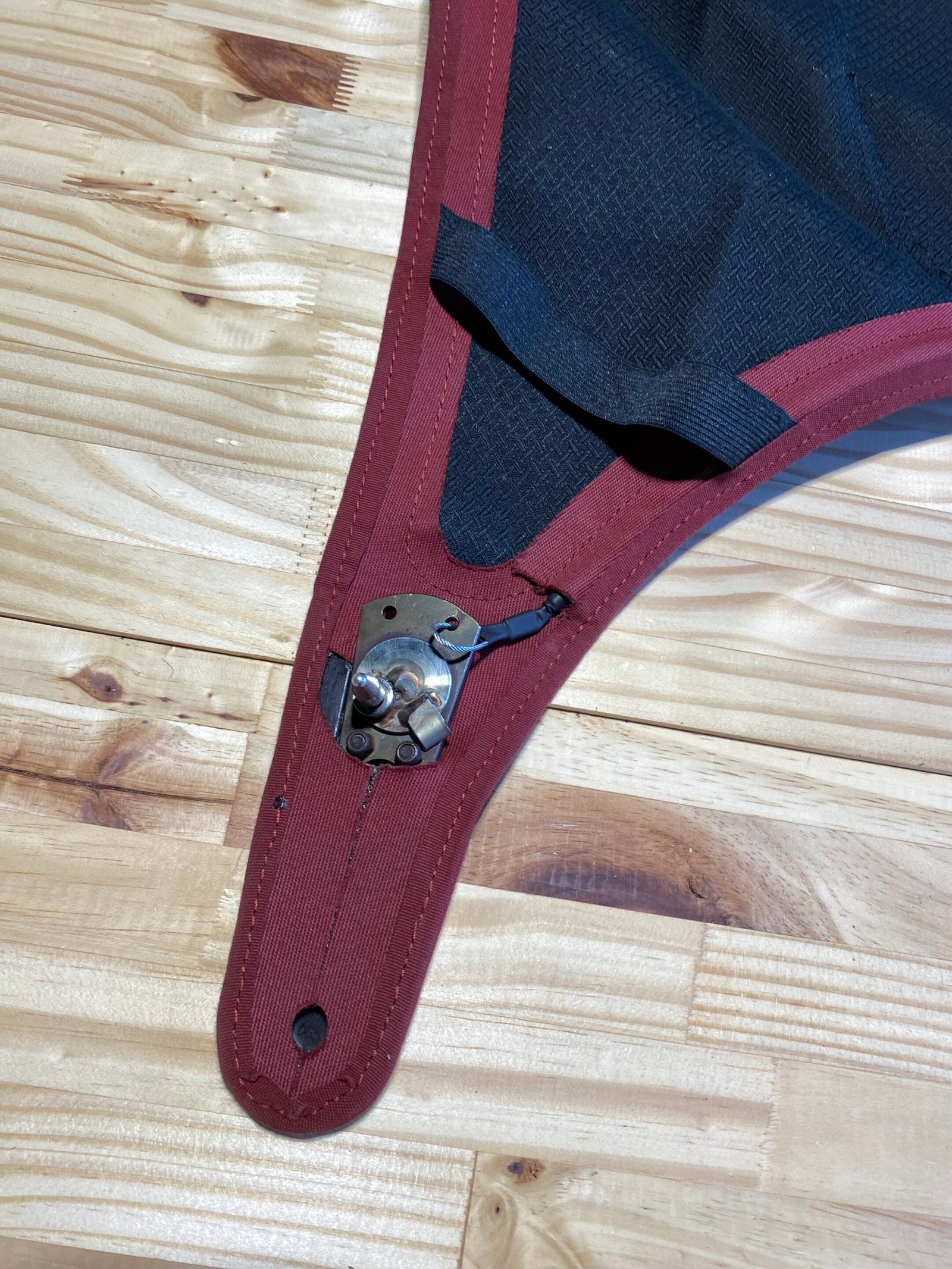 MP-Sellerie_Capote_Lotus_Elise_S1_Alpaga_Mohair_Bordeaux_recuperation_systeme_tension